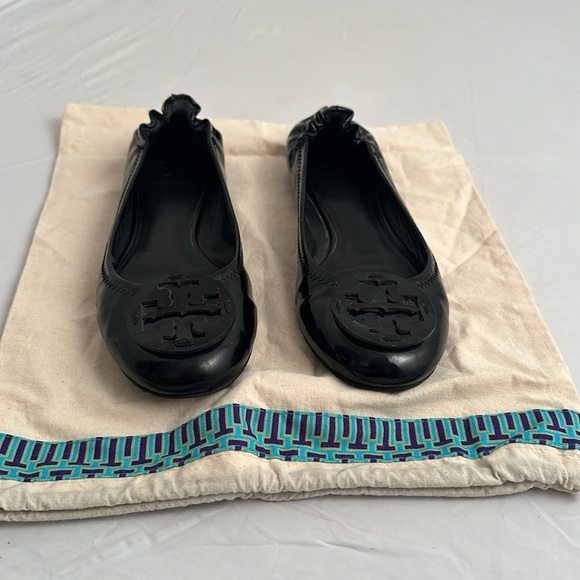 Tory Burch Reva black patent leather round medallion logo travel flat shoes - Picture 9 of 9
